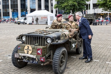 Burgemeester Aptroot verwelkomt de veteranen op het Veteranenplein in Zoetermeer