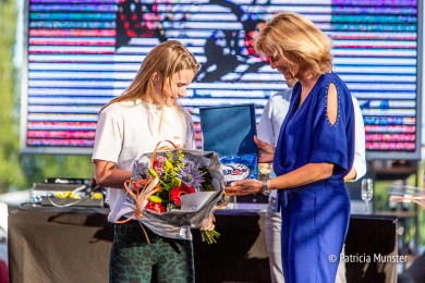 Yara van Kerkhof ontvangt de titel beste sportvrouw uit handen van wethouder Ter Laak