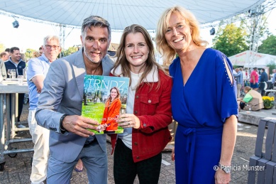 Viggo Waas, Yara van Kerkhof en Ingeborg ter Laak met het glossy magazine van Zoetermeer