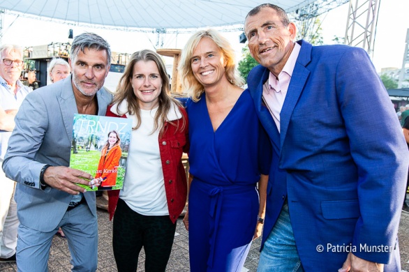 Viggo Waas, Yara van Kerkhof, Ingeborg ter Laak en Ed Bontrop met het glossy magazine van Zoetermeer, TRNDZ